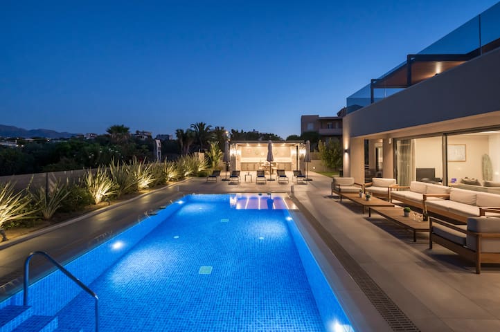 Seafront Luxury Spa Villa •H. Pool• Gym• for 10-12