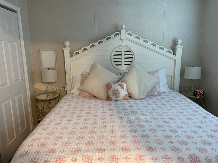 Kitanda cha ukubwa wa kifalme na tathmini zetu zinasema kwamba ni cha starehe sana na kina mito BORA ZAIDI!