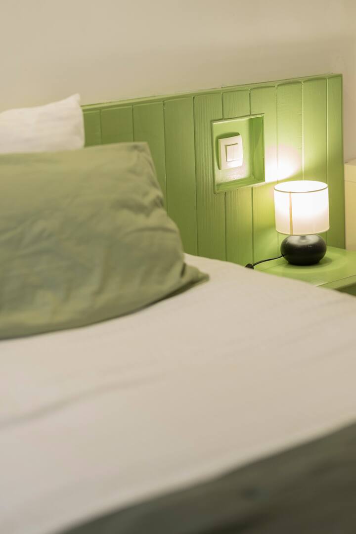 Chambre avec un lit "King size" et son point d'eau, en rez de chaussée du gîte Aloé - 6 personnes (3 chambres)