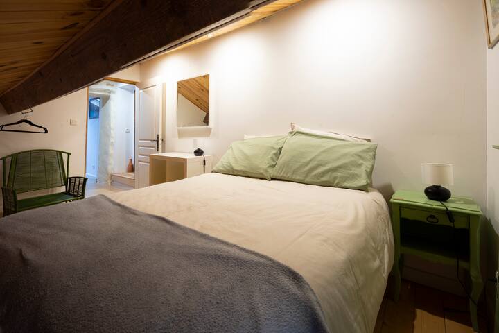 Chambre 2  à l'étage, en mezzanine du gîte Aloé - 6 personnes (3 chambres) - lit en 140x200