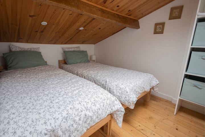 Chambre 3  à l'étage, à l’étage du gîte Aloé - 6 personnes (3 chambres) - 2 lits simples en 90x200
