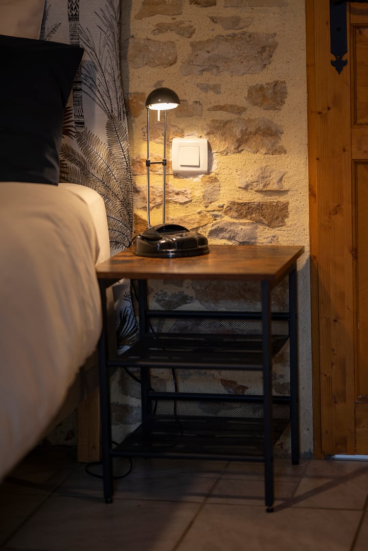 Couchage/pièce à vivre en rez de chaussée du gîte/studio Agaphantes - 2 personnes - lit en 160x200