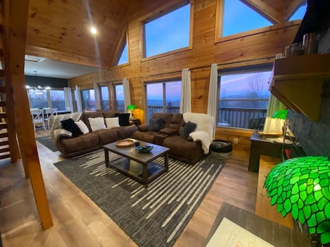 Successful Airbnb property: Mountain views * 2 Hot tubs * Deck * 3 Clubhouses in Gatlinburg