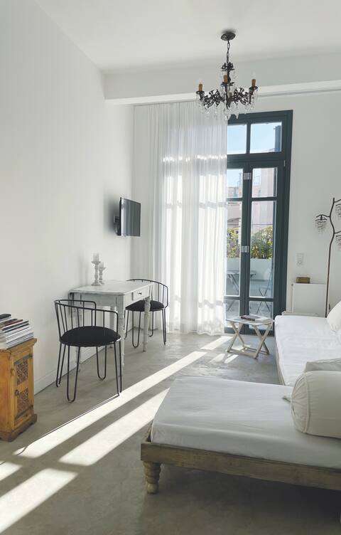 Popular Airbnb listing: Susanna Apartments apt 2 in ΤΡΙΩΝ ΙΕΡΑΡΧΩΝ
