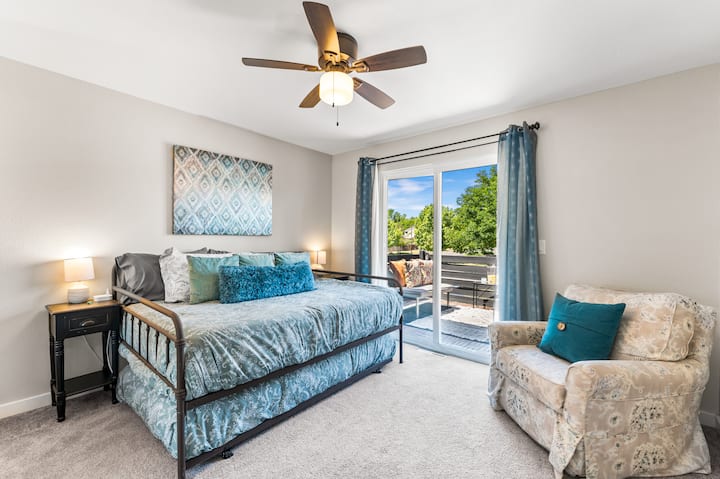 เตียงเมมโมรี่โฟมขนาดใหญ่พร้อมรางคู่

ระเบียงด้านบนมีสไลเดอร์  ห้องน้ำเต็มรูปแบบที่ใช้ร่วมกันฝั่งตรงข้ามทางเดิน