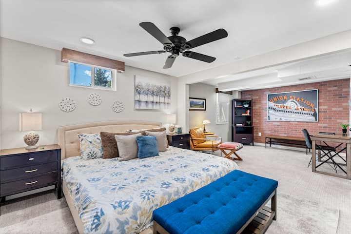 ที่นอนเมมโมรี่โฟมขนาดคิงไซส์

สมาร์ททีวีขนาด 55 "พื้นที่ทำงานห้องน้ำในตัวพร้อมโต๊ะเครื่องแป้ง 2 ชั้นและตู้เสื้อผ้าขนาดใหญ่พอสำหรับเครื่องปรับอากาศควีนไซส์!