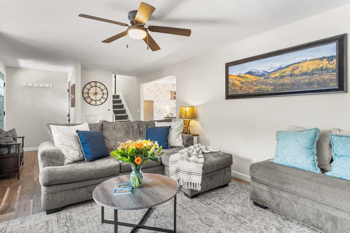 ยินดีต้อนรับสู่เดอะร็อคกี้เมาน์เทนรีทรีท

ห้องนั่งเล่นทางเข้า:

สมาร์ททีวี Roku ขนาด 55 "พร้อมโหมดผู้เข้าพัก

เครื่องนอนในเก้าอี้ยาวสามารถใช้สำหรับการนอนเพิ่มเติมเมื่อออตโตมันอยู่หน้าโซฟา  