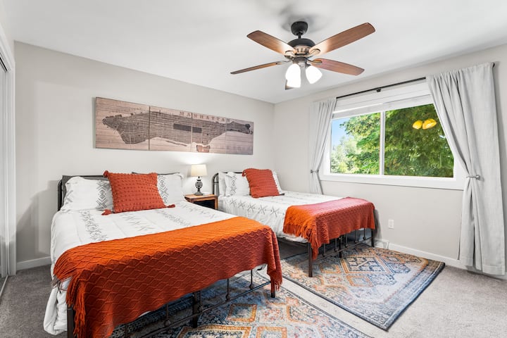 ห้อง "แมนแฮตตัน" - เตียงเมมโมรี่โฟมขนาดใหญ่ 2 เตียง

ห้องน้ำในตัวสมาร์ททีวีขนาด 32 " 

ของเล่นเด็กและหนังสือในตู้เสื้อผ้า/ตู้หนังสือ