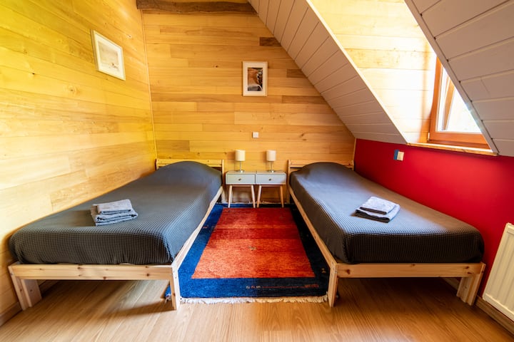 Chambre à 2 lits individuels de 90x200 pouvant être approchés. Volets électriques dans toutes les chambres et velux.