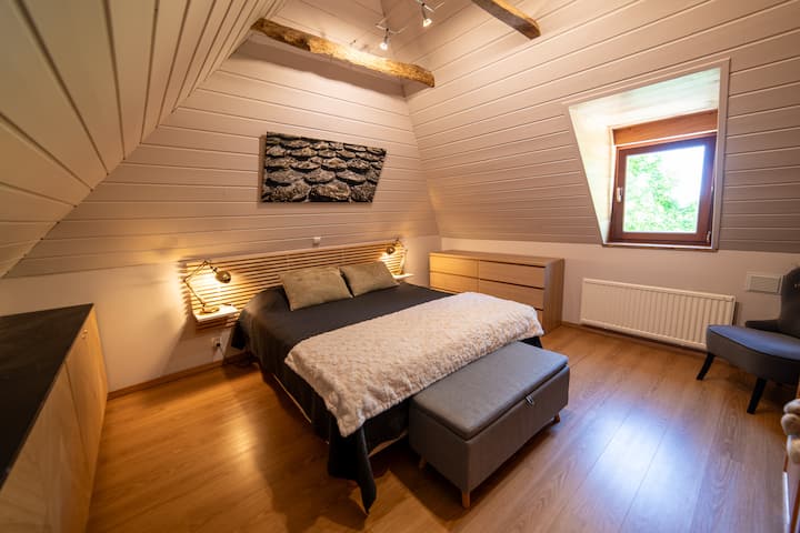 Le lit est un 160x200 et le matelas est neuf. Volets électriques dans toutes les chambres et velux.