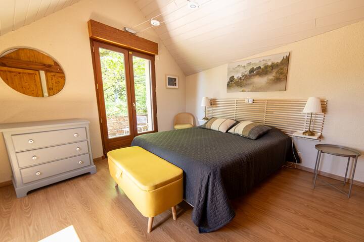 Le lit est un 160x200 avec également un matelas neuf. Comme vous pouvez le voir cette chambre a un accès direct sur une petite terrasse ombragée idéale pour le petit déjeuner ou un apéritif en soirée.