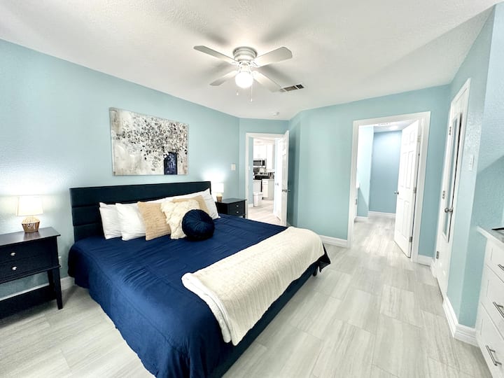 Kitanda hiki cha ukubwa wa King katika chumba cha mmiliki kinatoa nafasi kubwa ya kitanda kwa mtu yeyote, hifadhi nyingi za chumba zilizo na makabati, makabati, meza za pembeni na muundo uliopangwa kwa uangalifu katika chumba hiki