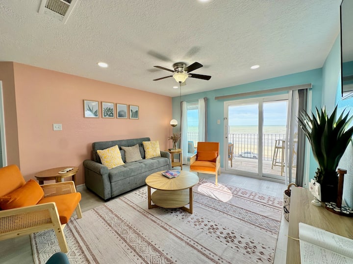 Chumba cha familia chenye nafasi kubwa kilichoundwa na kuhamasishwa kutoka kwenye mapambo ya kisasa ya Mexico ya karne ya kati, sanaa, samani na mapambo