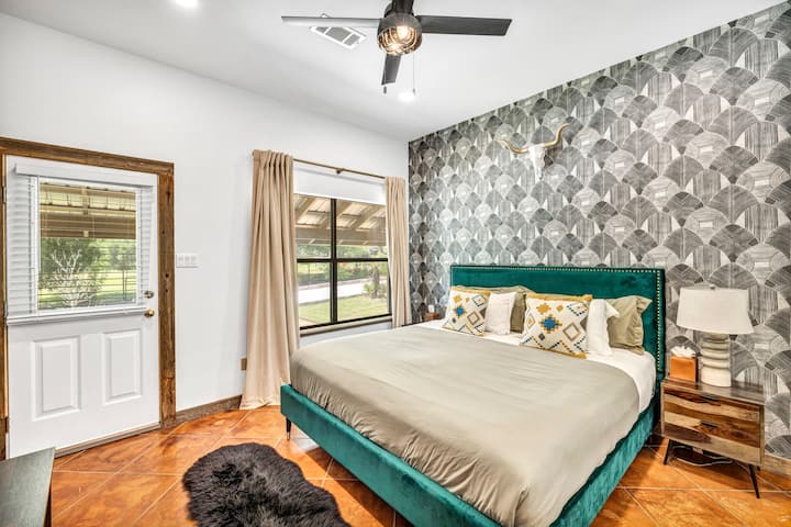 Apartment Master Bedroom

✔King Bed
✔Smart 50" TV
✔Private entrance/exit
✔Nightstands & Closet
Located at the West-Wing of the compound @ The Cowboy Apartment