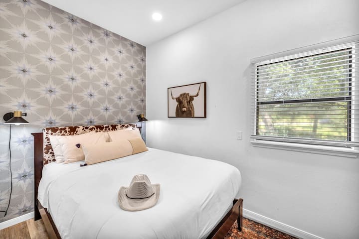 Guest Bedroom

✔Queen Bed
✔Smart 50" TV