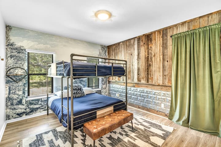 Bunk Bed Room Main House

✔Queen bunk beds 
✔Vanity/Workspace
✔Walk-in Closet
✔Bench
✔50" Smart TV