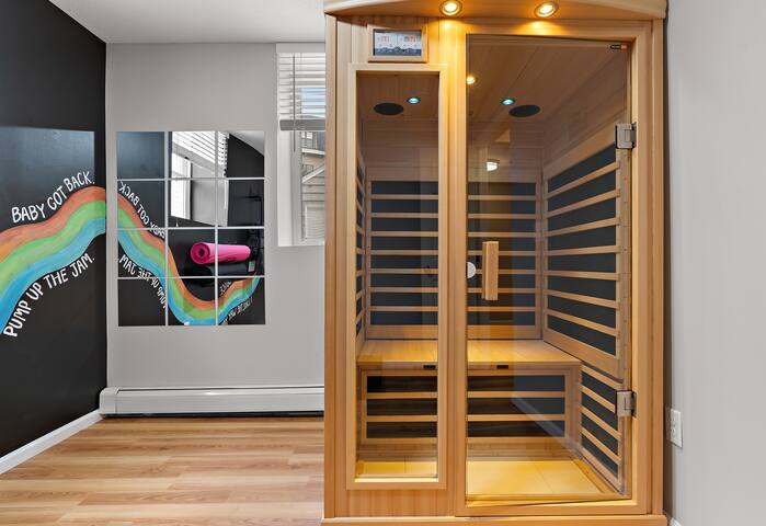 Hot Tub Theatre Sauna Arcade Games Gym Sleeps10 gallery image 5