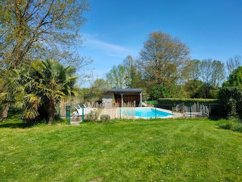 L'Isle Sorin gîte with pool 15 minutes from the Loire