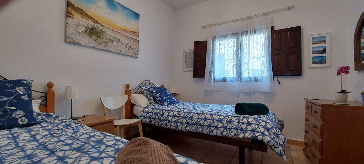 Prostrana spavaća soba s dva odvojena kreveta nalazi se u prednjem dijelu kuće. 