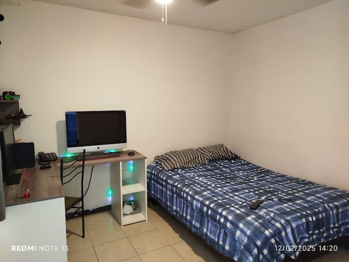 Dhomë gjumi dytësore e pajisur me krevat dopio LED 24"për të lidhur një laptop dhe pajisje iMac me lidhje interneti për të konsumuar multimedial ose postë kontrolli, televizor LED 40" Smart TV.