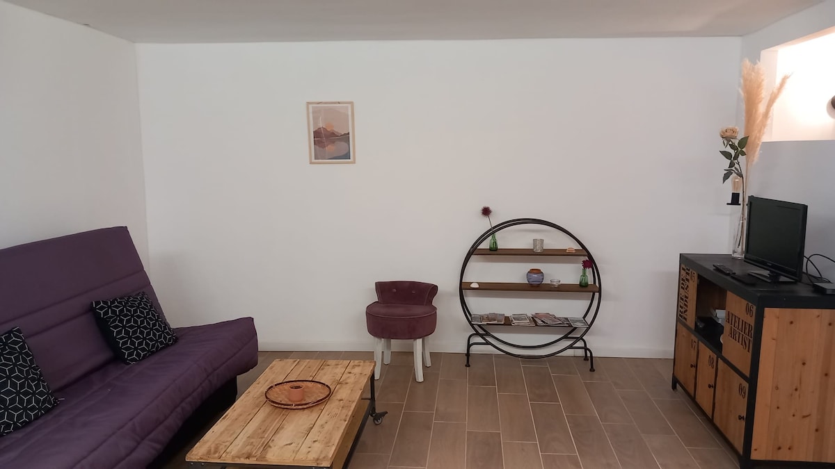Airbnb con migliori performance: Le Grenadier: Air-conditioned apartment with terrace a Rochefort Du Gard