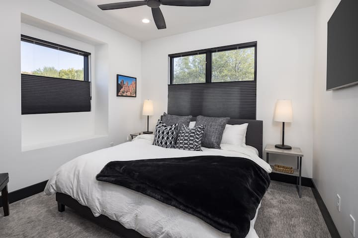 Segundo dormitorio con cama tamaño King y sábanas de lujo