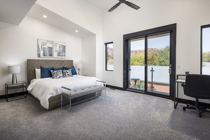 Dormitorio principal con lujosa cama tamaño king, patio, vestidor y baño adjunto