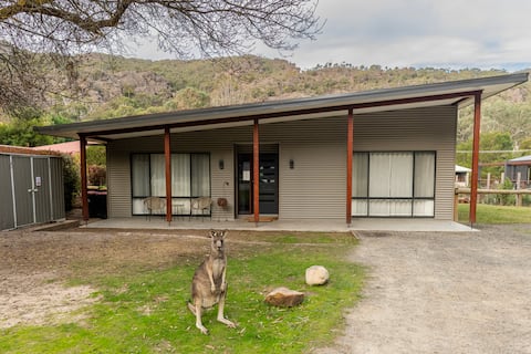 Cheeky Emu Spacious Family Accommodation Halls Gap