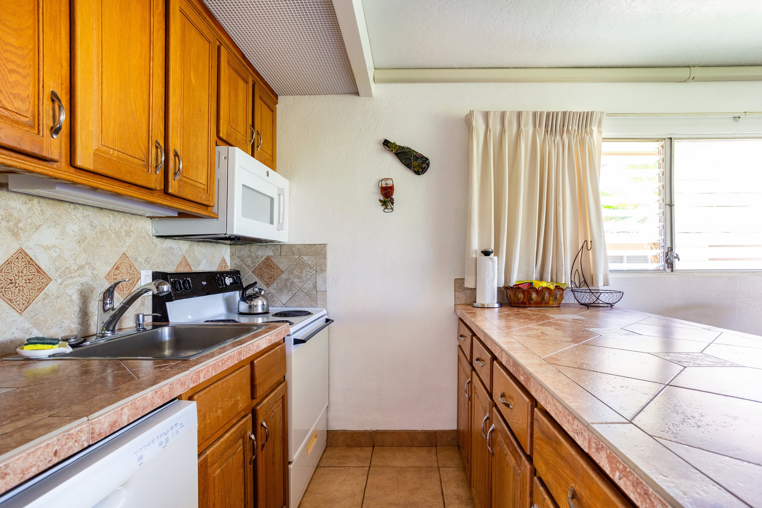 Maui Condo across fm Kam 2 in HOTEL Zoned Resort - Image 13