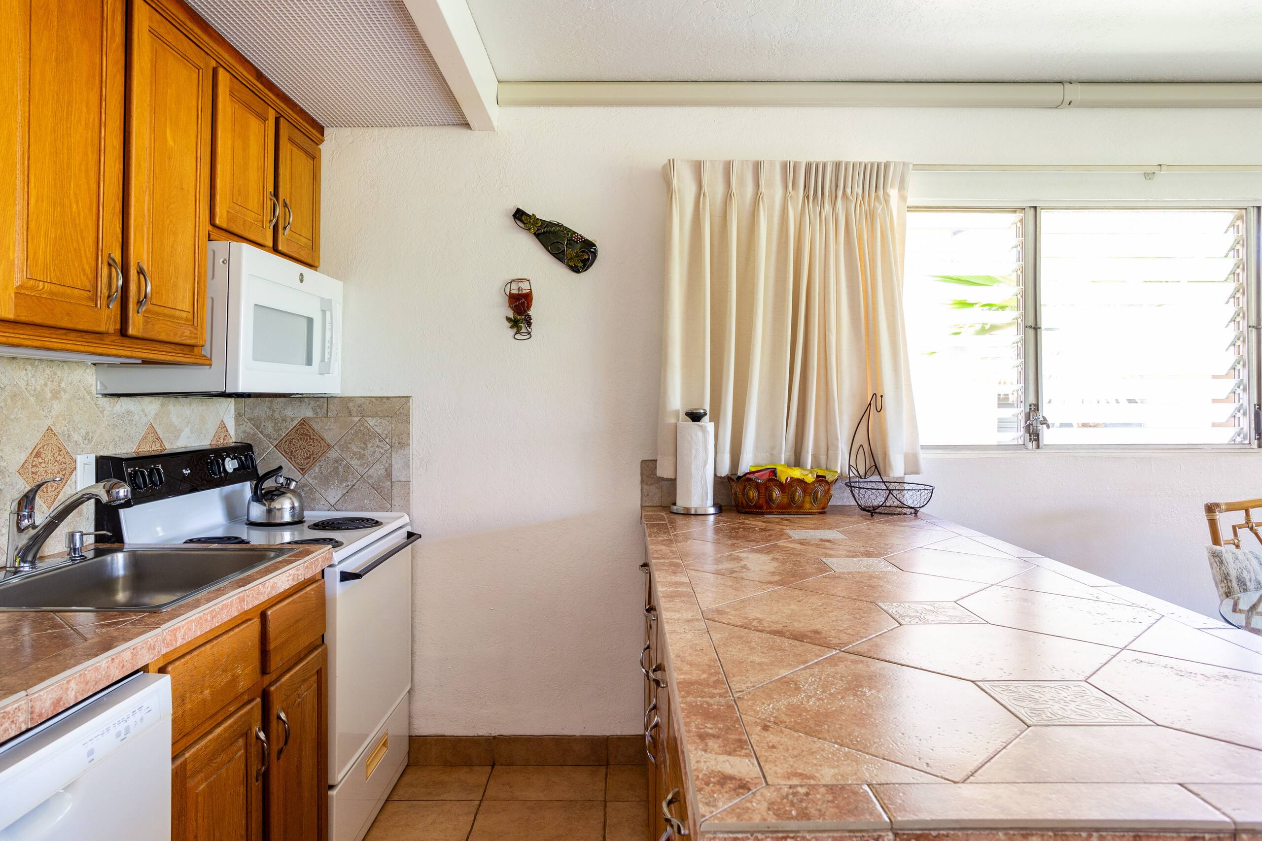 Maui Condo across fm Kam 2 in HOTEL Zoned Resort - Image 15