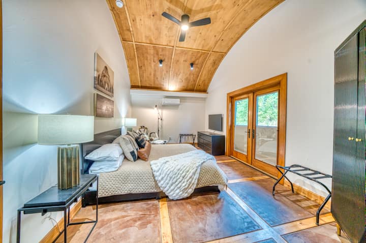 استرخ في غرفة النوم المذهلة في بوزمان، وسرير مريح بحجم كبير، وفراش فاخر. مع إمكانية الوصول إلى الفناء الخاص والإضاءة الدافئة، يوفر هذا المنتجع الهادئ المسكن المثالي للاسترخاء بعد استكشاف المناظر الطبيعية الشتوية الثلجية في مونتانا.