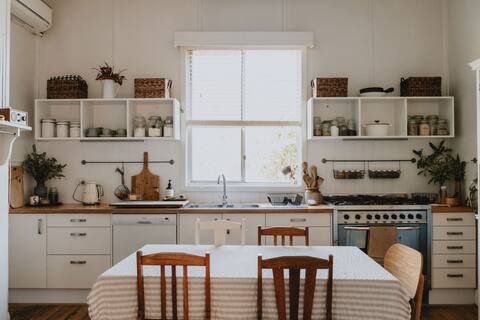 Charming Coastal Retreat Pets Welcome - Thagg Haus