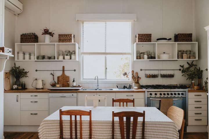 Charming Coastal Retreat Pets Welcome - Thagg Haus