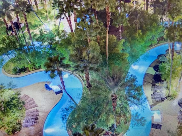 Tahiti Village 2BR, Sleeps 8, Lazy River, Balcony