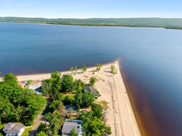 The Sandy Bottoms: Constance Bay Beach House