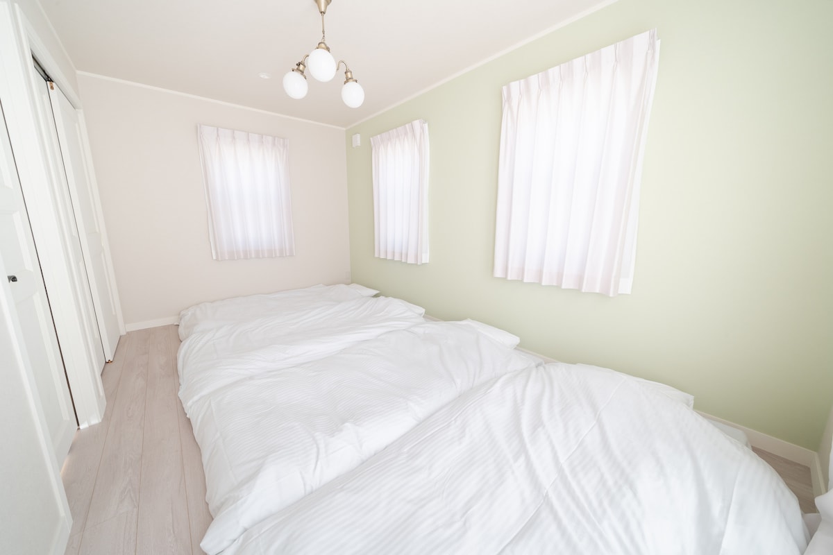 主寝室。布団を4組まで敷くことができます。