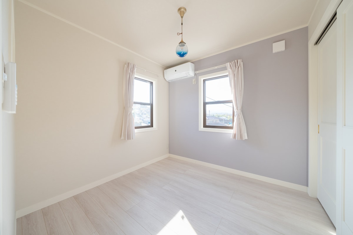 4.5畳の寝室。こちらはリビングの吹き抜けにつながる出窓がついています。