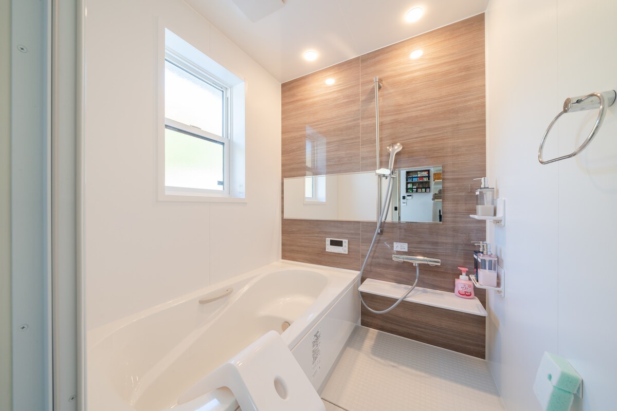 お風呂は小さな子供でも入りやすいベンチ付きタイプ。ベビーソープも用意しています。