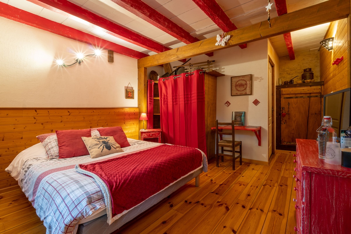 Შალეს ოთახი თავისი მთის დეკორაციით, საკუთარი სააბაზანოთი და უნიტაზებით. Ორადგილიანი ნომერი საწოლით