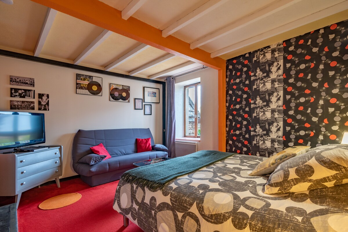 Მხატვრების ოთახის კიდევ ერთი ხედი კლიკ-კლაკით, რომელიც დამატებით ძილის საშუალებას იძლევა