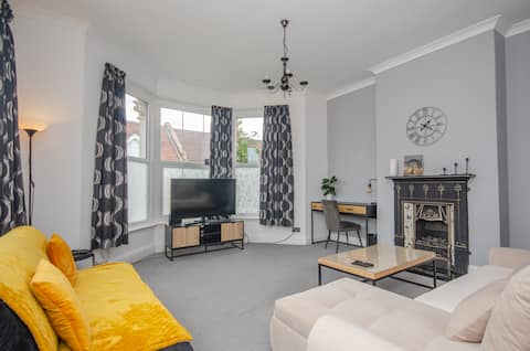 Top performing Airbnb: Stylish 91 sqm Victoria Flat /Apartment in Frome Vale