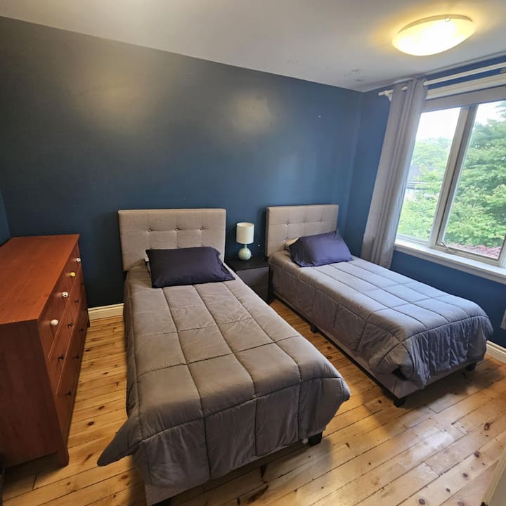 Third bedroom on main level with two single beds.