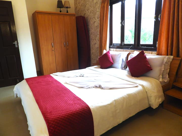 Hlavná spálňa s pripojenou kúpeľňou 