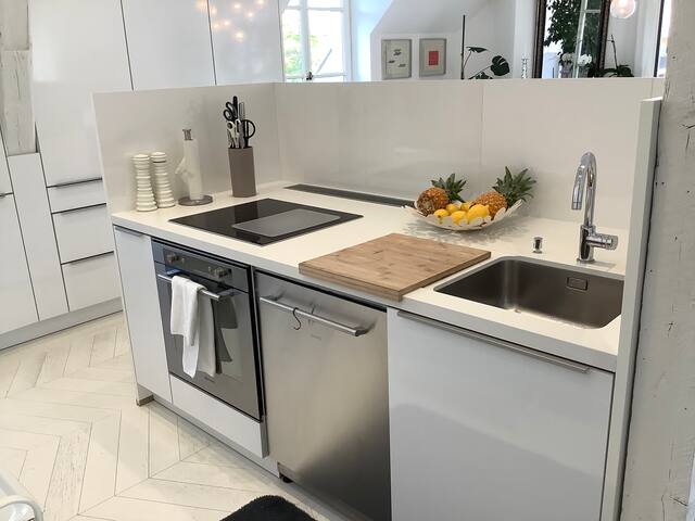 Luxury furnished 4 bedroom apartement from 10 N gallery image 3