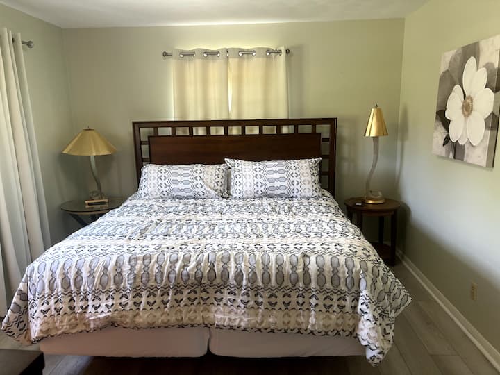 Dormitorio principal cama tamaño king con 1/2 baño adjunto