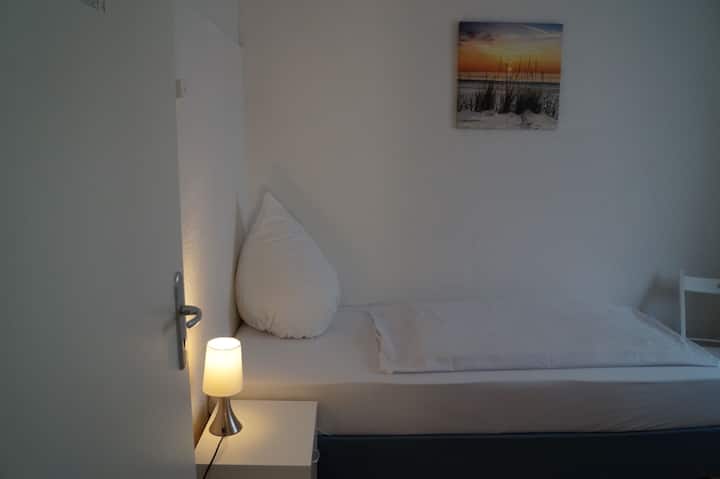 بيت عطلات "XL"، غرفة 4، سرير زنبركي مربع واحد.