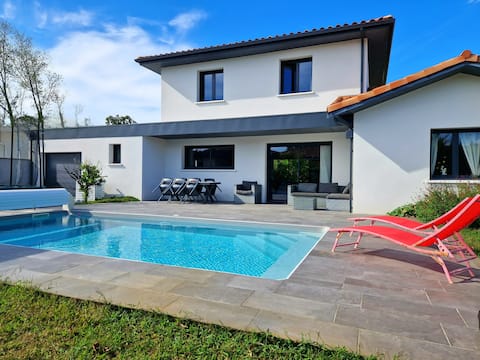 Heated pool, 15 minutes from the beaches
