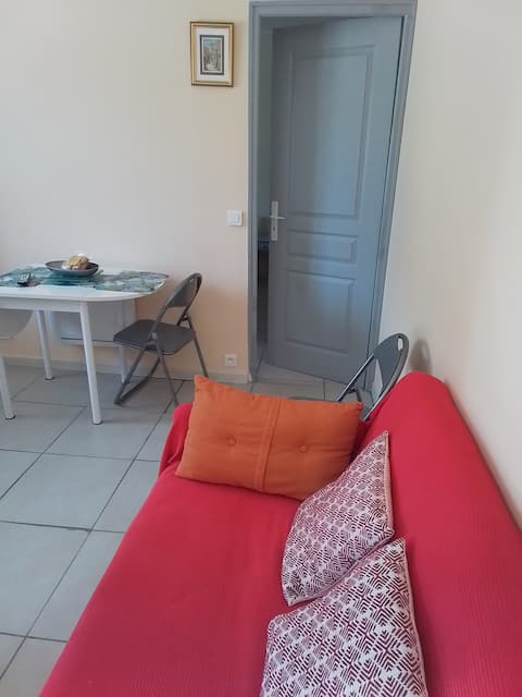 Top Airbnb: Catherine F1 opposite St Paul de Vence parking in front à Saint Paul De Vence