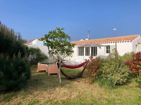 Successful Airbnb property: Small annex on flower garden in L'île D'yeu