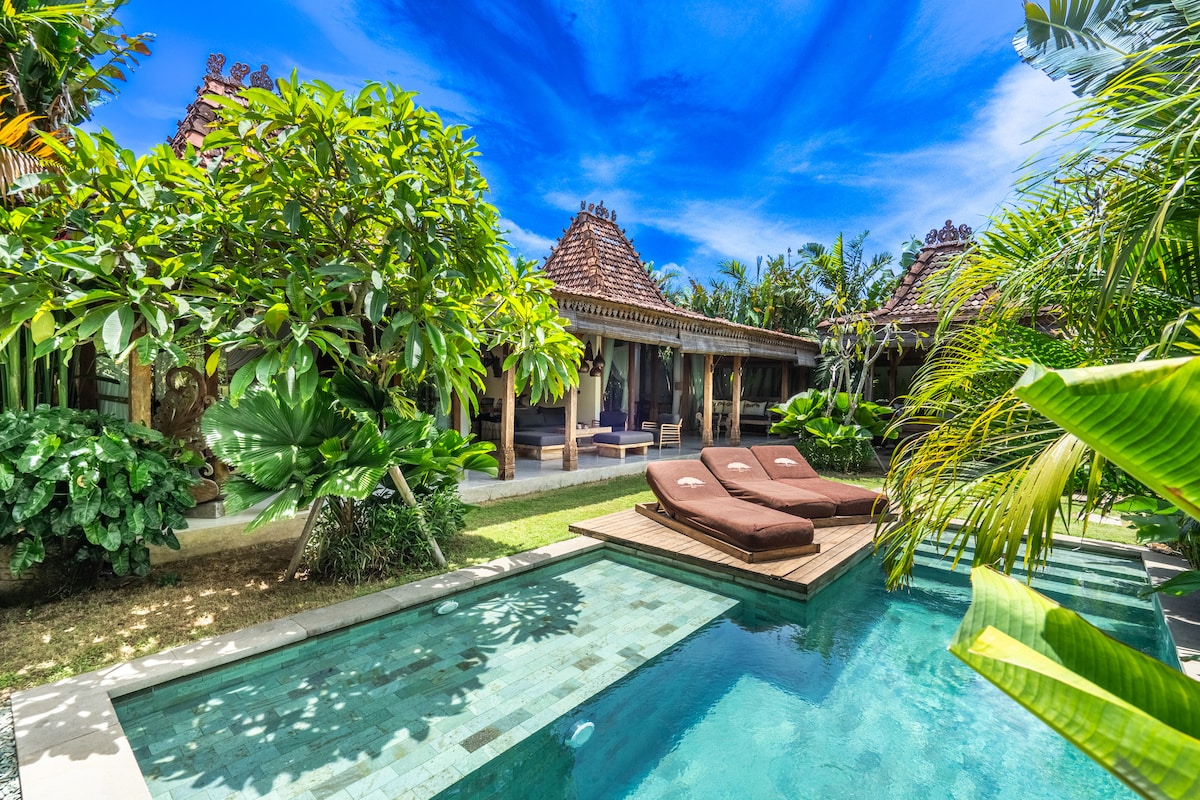 Villa in South Kuta · 3 bedrooms · 4 beds · 3 private baths, comparabile Airbnb